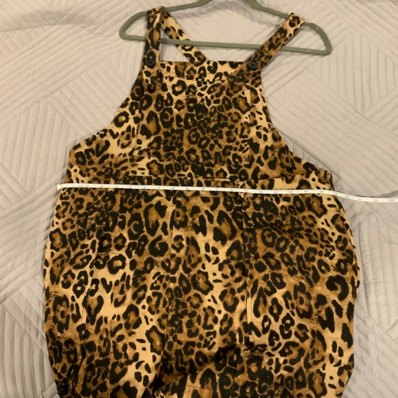 Super cute denim leopard print short/overalls romper - Picture 2 of 3